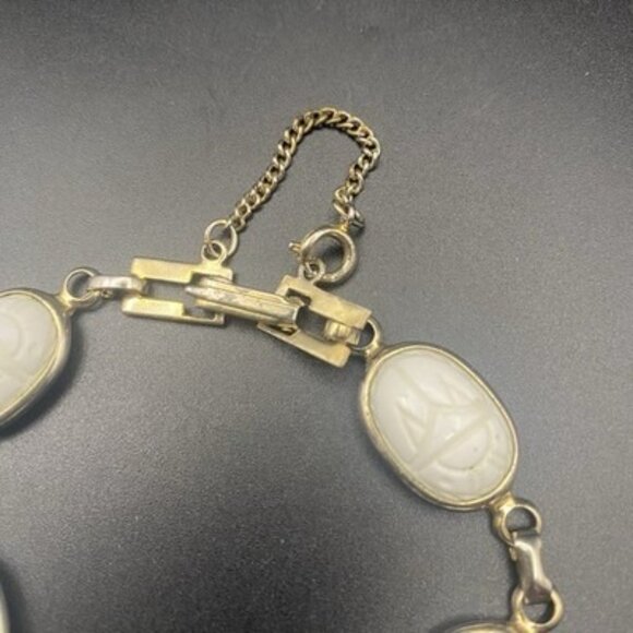 Vintage Egyptian Revival White Glass Scarab Bracelet Gold Tone Safety Chain 7.75 - Picture 3 of 7